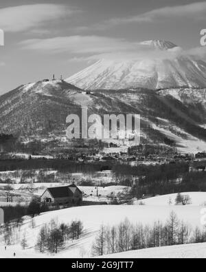 Skigebiet Rusutsu mit Mt Yotei im Hintergrund Stockfoto