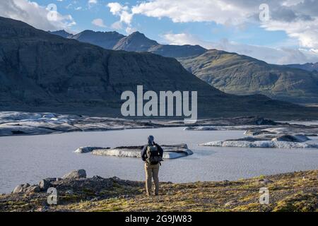 Frau mit Blick auf den Gletschersee, Geologiepfad nach Skalafellsjoekull, Hornafjoerour, Austurland, Island Stockfoto