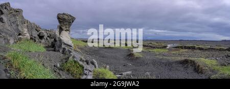 Tufffelsen im Hintergrund Brücke zwischen den Kontinenten, Reykjanesbaer, Suournes, Island Stockfoto