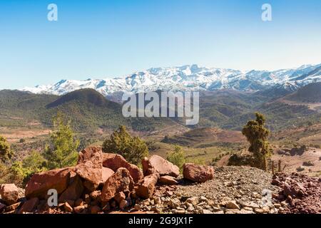 Wunderschönes Ourika-Tal mit Hohem Atlas-Gebirge im Hintergrund, Marokko Stockfoto