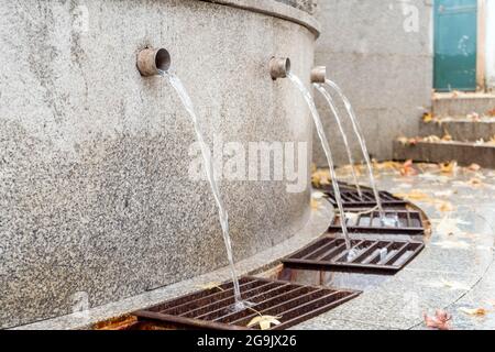 Öffentliche Aufnahme von Mineralwasser in Luso, Portugal Stockfoto