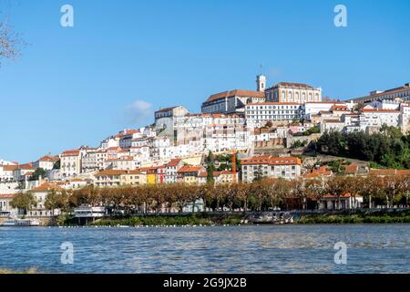 Die wunderschöne Altstadt von Coimbra auf dem Hügel von Mondego Fluss, Portugal Stockfoto