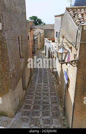 Gemütliche Gassen mit historischen Kopfsteinpflaster im Bergdorf Erice, Sizilien, Italien Stockfoto