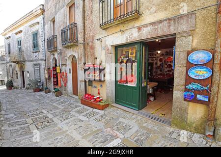 Gemütliche Gassen mit historischen Kopfsteinpflaster und Geschäften im Bergdorf Erice, Sizilien, Italien Stockfoto