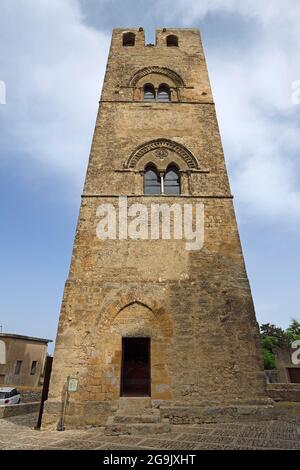 Turm der Chiesa Madre oder Duomo dell'Assunta, Bergdorf Erice, Sizilien, Italien Stockfoto