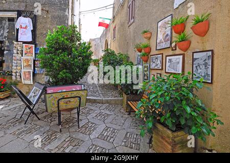 Gemütliche Gassen mit historischen Kopfsteinpflaster und Geschäften im Bergdorf Erice, Sizilien, Italien Stockfoto