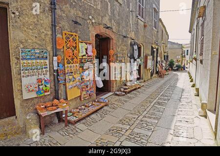 Gemütliche Gassen mit historischen Kopfsteinpflaster und Geschäften im Bergdorf Erice, Sizilien, Italien Stockfoto