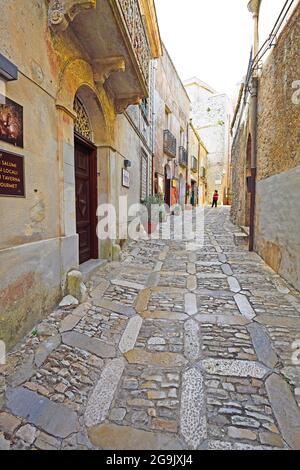 Gemütliche Gassen mit historischen Kopfsteinpflaster im Bergdorf Erice, Sizilien, Italien Stockfoto