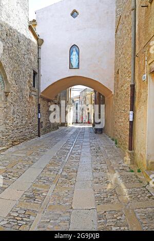 Gemütliche Gassen mit historischen Kopfsteinpflaster im Bergdorf Erice, Sizilien, Italien Stockfoto