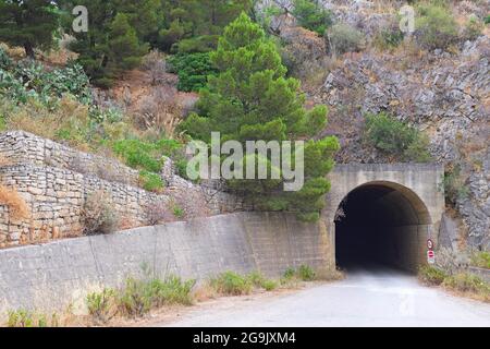 Zugang zum Damm Diga Rosamarina, Caccamo, Sizilien, Italien Stockfoto