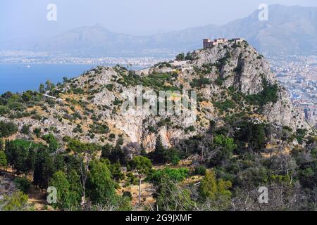 Castello Utveggio auf Monto Pellegrino, Palermo, Sizilien, Italien Stockfoto