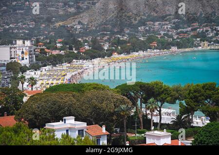 Blick vom Monte Pellegrino auf den Strand und das Dorf Mondello, Sizilien, Italien Stockfoto