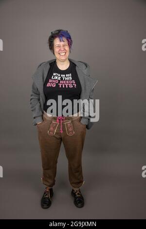 Frau mit witzigem, sexistischen Slogan auf ihrem T-Shirt, Studioaufnahme, Deutschland Stockfoto