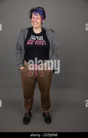 Frau mit witzigem, sexistischen Slogan auf ihrem T-Shirt, Studioaufnahme, Deutschland Stockfoto