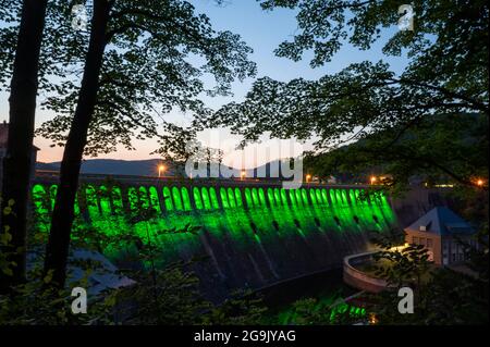 Beleuchtete Staumauer in der Abenddämmerung, Edersee, Ederstausee, Edertalsperre, hinter Schloss Waldeck, Hessen, Deutschland Stockfoto