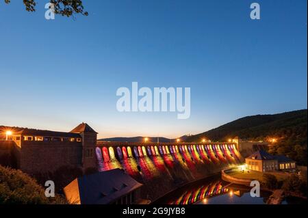 Beleuchtete Staumauer in der Abenddämmerung, Edersee, Ederstausee, Edertalsperre, hinter Schloss Waldeck, Hessen, Deutschland Stockfoto