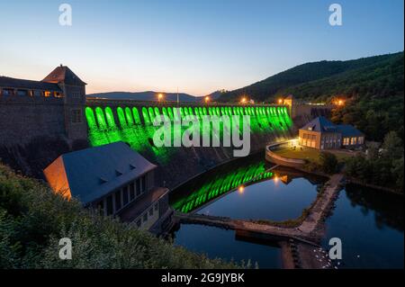 Beleuchtete Staumauer in der Abenddämmerung, Edersee, Ederstausee, Edertalsperre, hinter Schloss Waldeck, Hessen, Deutschland Stockfoto