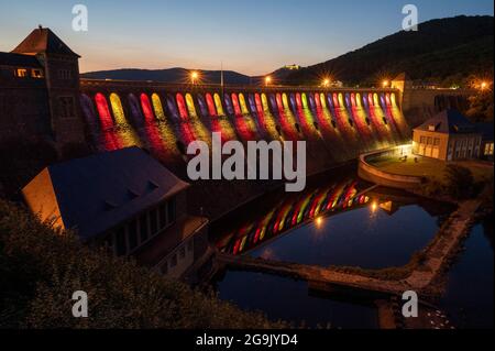 Beleuchtete Staumauer in der Abenddämmerung, Edersee, Ederstausee, Edertalsperre, hinter Schloss Waldeck, Hessen, Deutschland Stockfoto