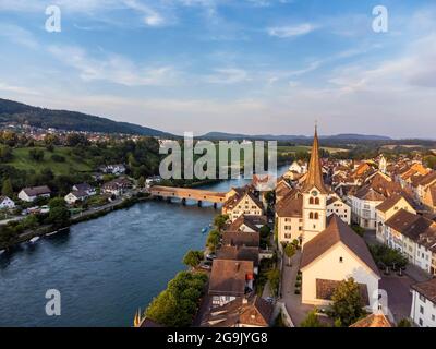 Blick über die Altstadt von Diessenhofen auf den Rhein mit der historischen Holzbrücke, Kanton Thurgau, Schweiz Stockfoto