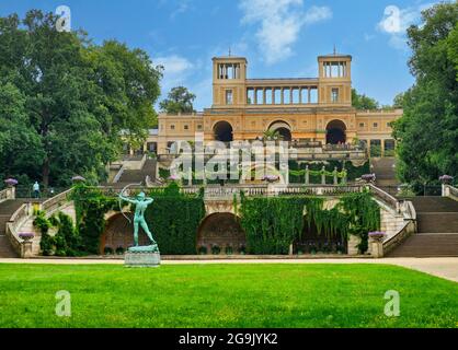 Figur eines Bogenschützen vor dem Orangerie-Palast, Sanssouci Park, Potsdam, Brandenburg, Deutschland Stockfoto