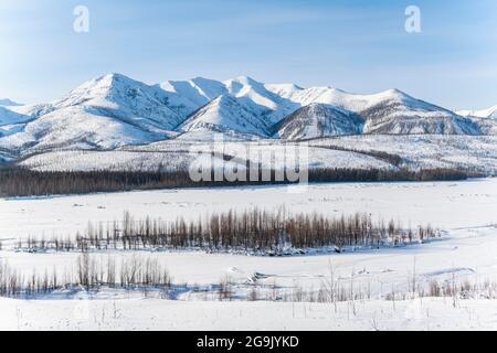 Schneebedeckte Gebirgskette Suntar-Khayata, Road of Bones, Sakha Republic, Yakutien, Russland Stockfoto