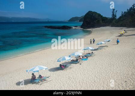Sonnenstrahlen am Furuzamami Beach, auf der Zamami Insel, auf den Kerama Inseln, auf Okinawa, Japan Stockfoto