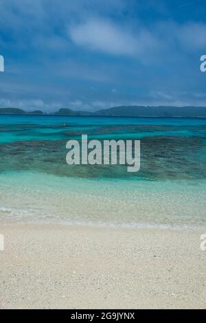 Türkisfarbenes Wasser am Strand von Furuzamami, auf der Insel Zamami, auf den Inseln Kerama, auf Okinawa, Japan Stockfoto