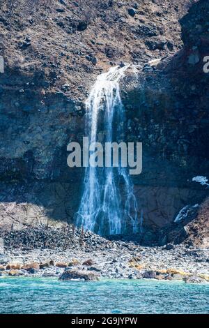 Wasserfall entlang der Küste des UNESCO-Weltkulturerbes Shiretoko National Park, Hokkaido, Japan Stockfoto