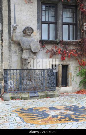 Roland-Statue und Stadtwappen vor dem Rathaus, Quedlinburg, Harz, Sachsen-Anhalt, Deutschland Stockfoto