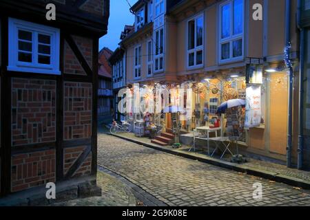 Altstadtallee mit Souvenirladen am Abend, Quedlinburg, Harz, Sachsen-Anhalt, Deutschland Stockfoto