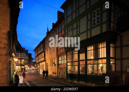 Fachwerkhäuser in der Altstadt am Abend, Quedlinburg, Harz, Sachsen-Anhalt, Deutschland Stockfoto