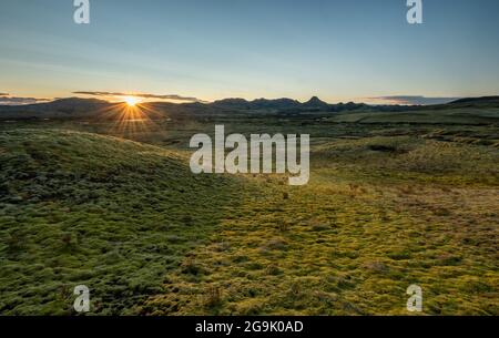 Hintergrundbeleuchtung, Sonnenuntergang, moosbedeckte Vulkanlandschaft, Laki-Krater oder Lakagigar, Hochland, Südisland, Suourland, Island Stockfoto