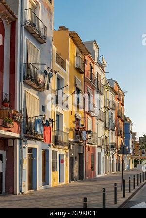 Farbenfrohe Häuser am Strand, Cases de Colors, Carrer Arsenal, Villajoyosa, Spanien Stockfoto