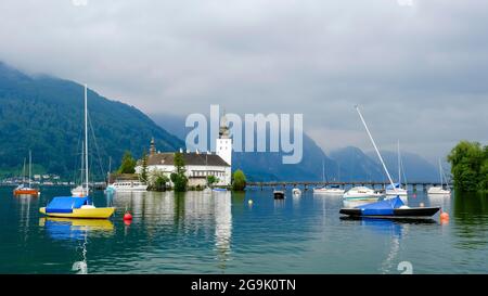 Schloss Orth am Traun-See in Gmunden und Boote im Wasser, Oberösterreich, Österreich Stockfoto