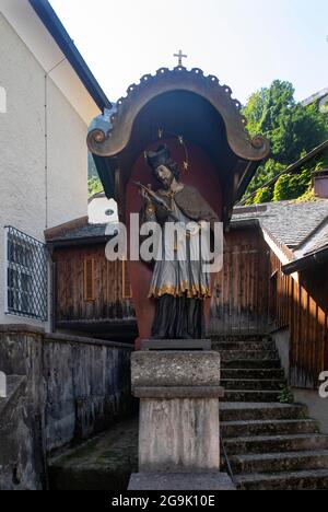 Statue des Hl. Johannes Nepomuk in der Stiftsmühle in der Altstadt, Salzburg, Österreich Stockfoto