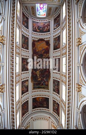 Deckenmalerei im Kirchenschiff, Basilika Madonna del Soccorso, Sciacca, Sizilien, Italien Stockfoto