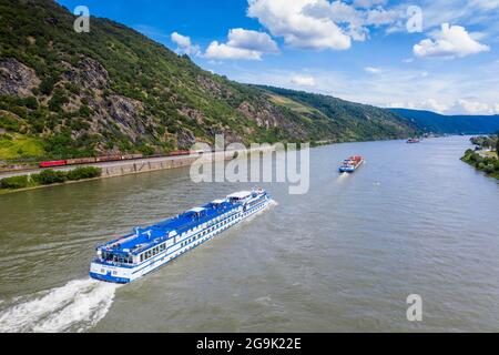 Schiff auf dem Rhein im UNESCO-Weltkulturerbe Mittelrheintal, Deutschland Stockfoto