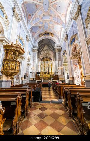 Kirchenschiff, Hochaltar und Kanzel im Kloster Göttingen, Wachau, Österreich Stockfoto