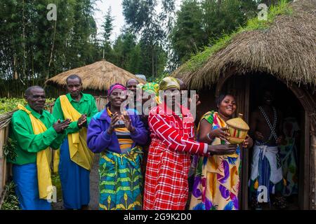 Zeremonie der ehemalige Wilderer im Virunga Nationalpark, Ruanda, Afrika Stockfoto