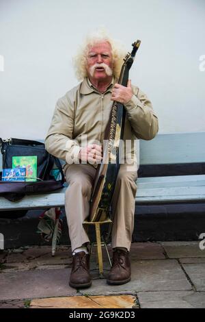 Mann, der das traditionelle Bandura-Instrument spielt, die Kathedrale von St. SophiaÂ´s, die UNESCO-Weltanschauung, Kiew oder die Hauptstadt der Ukraine in Kiew Stockfoto