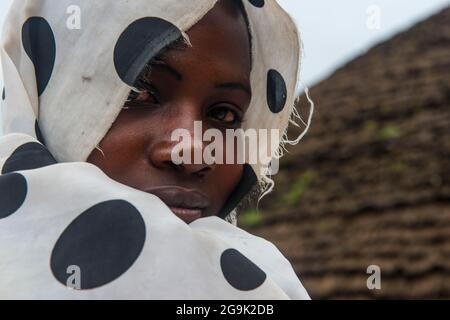 Zeremonie der ehemalige Wilderer im Virunga Nationalpark, Ruanda, Afrika Stockfoto