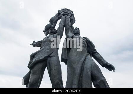 Heldenstatuen, Volksfreundschaftsbogen, Kiew oder Kiew Hauptstadt der Ukraine Stockfoto