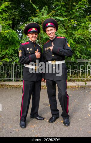 Junge Soldaten im Misky Sad Park, Kiew oder Kiew Hauptstadt der Ukraine Stockfoto