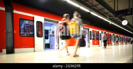 Reisende mit Gesichtsmasken, warten auf ankommende S-Bahn, Corona-Krise, Innenstadt, Stuttgart, Baden-Württemberg, Deutschland Stockfoto