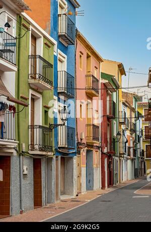 Schmale Straße mit bunten Häusern in der Küstenstadt Villajoyosa, Spanien Stockfoto