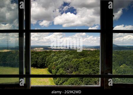 Blick vom Bayerischen Turm auf den Büchelberg, Aussichtsturm an der innerdeutschen Grenze, Blick auf die ehemalige innerdeutsche Grenze, Blick auf Thüringen Stockfoto