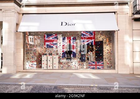 Dior-Shop mit Union Jack-Flagge, New Bond Street, London, England, Vereinigtes Königreich Stockfoto