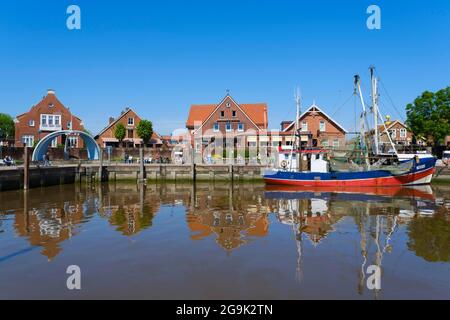 Fischerboot im Hafen, Neuharlingersiel, Ostfriesland, Niedersachsen, Deutschland Stockfoto