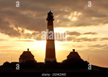 Westerhever Leuchtturm bei Sonnenuntergang, Nationalpark Wattenmeer, Nordsee, Nordfriesland, Schleswig-Holstein, Deutschland Stockfoto