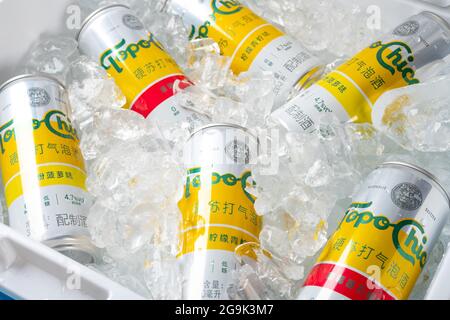 ZHONGSHAN GUANGDONG China-July 17 2021:Coca-Colas neues Produkt Topo Chico Hard Seltzer mit Eis hautnah, es vermischt gereinigtes Mineralwasser, glutenfrei Stockfoto